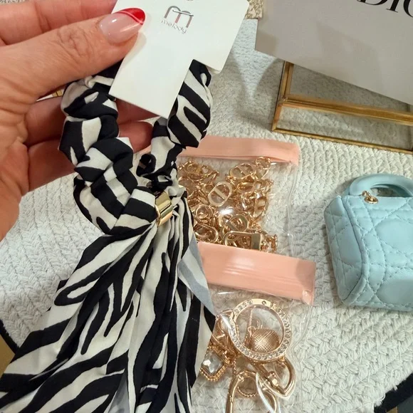 Dior Beauty Crossbody, Novelty CD Strap, Mini Lady Dior Bag Charm - NIB/Gift Bag - Picture 16 of 16